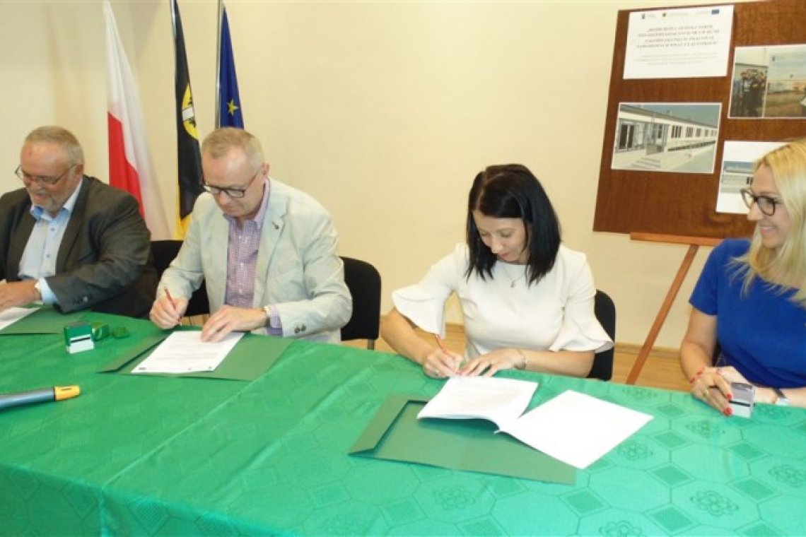 Podpisanie umowy na zadanie: Rozbudowa Zespołu Szkol Ponadgimnazjalnych nr 2 w Rumi o kompleks pięciu pracowni zawodowych wraz z łącznikiem.