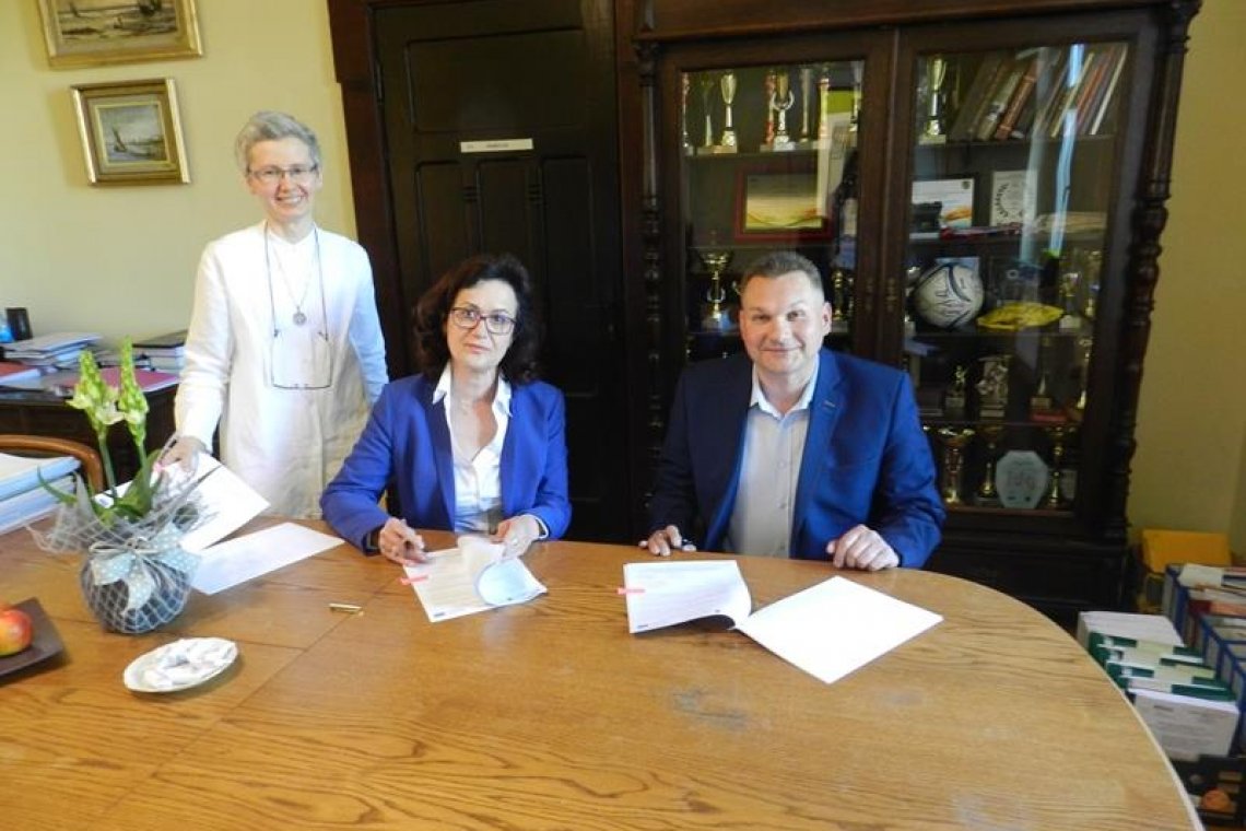 Podpisanie umowy na usługę kompleksowego nadzoru inwestycyjnego nad realizacją inwestycji: Rozbudowa Zespołu Szkol Ponadgimnazjalnych nr 2 w Wejherowie o kompleks siedmiu pracowni zawodowych.